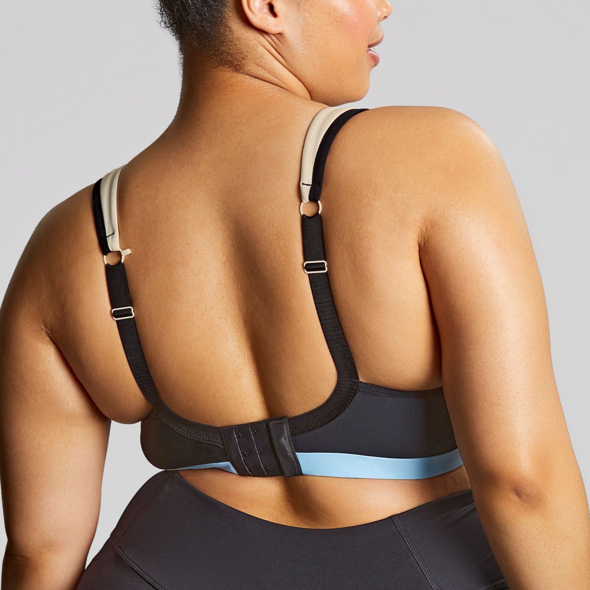 Upbeat Wired Sports Bra - 9442 - Black/Chalk Bras & Lingerie - Bras - Sports Bras Sculptresse